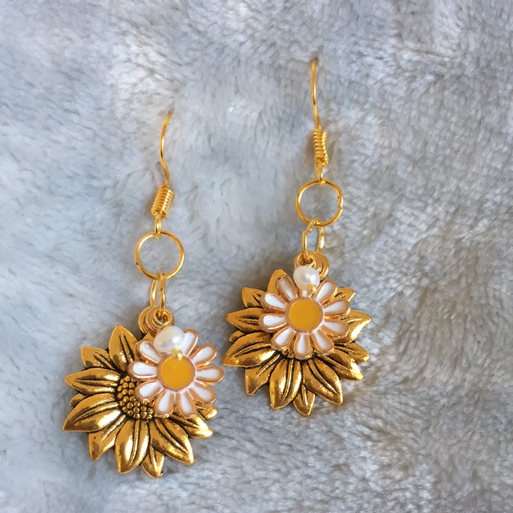 Sunflower Dangle Fashion Earrings Gold Metal Alloy Handcrafted Nwt 1.75”